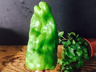 3、三文鱼炒蔬菜,辣椒洗净