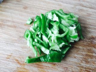 4、三文鱼炒蔬菜,切丝