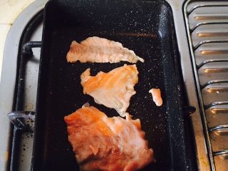 5、三文鱼炒蔬菜,原先这个三文鱼准备买给狗狗吃，没想到太油，扔了不舍得，就放菜里一起煮。不用油，平底锅煎一下，会出很多油。