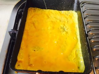 6、三文鱼炒蔬菜,鸡蛋打碎，倒入平底锅。焖饭的火，两分钟即可。不用熟透，等会还要菜里一起烧的。