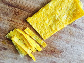 8、三文鱼炒蔬菜,先竖着一切二，再切丝