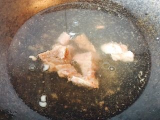 11、三文鱼炒蔬菜,牛肉汤，昨天炖好的。