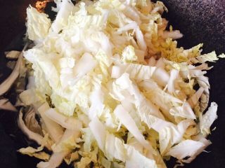 12、三文鱼炒蔬菜,黄芽菜倒进去。