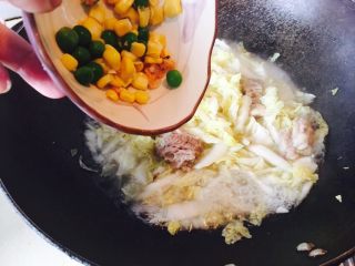 13、三文鱼炒蔬菜,把昨天做寿司多下来的小豌豆，玉米，一起倒进去。