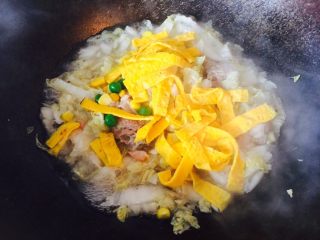 14、三文鱼炒蔬菜,把蛋皮倒进去