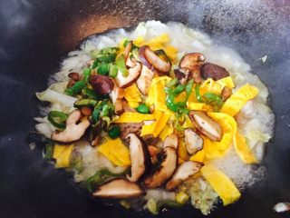 15、三文鱼炒蔬菜,煸炒好的香菇，青椒一起倒进去。