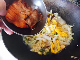 17、三文鱼炒蔬菜,加入煎好的三文鱼。加盖煮八分钟。