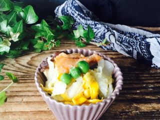 18、三文鱼炒蔬菜,三文鱼炒杂蔬做好。一碗营养均衡的菜，搞定。