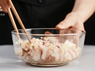 9、火锅店的酥肉吃不够？在家也能做的美味零食,搅拌均匀