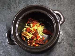 7、养生之姜汁红糖水,将泡好的苟记放入煲中