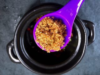 8、养生之姜汁红糖水,将红糖放入煲中我一般放3勺左右