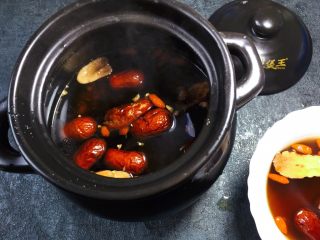 10、养生之姜汁红糖水,用小火熬制25分钟左右即可