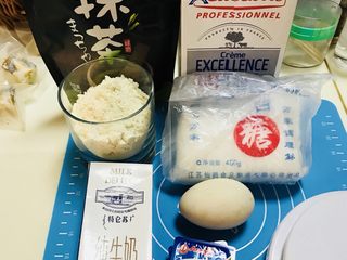 1、抹茶毛巾卷,准备好所有食材(以下步骤,就是按照上述食材顺序排列进行)