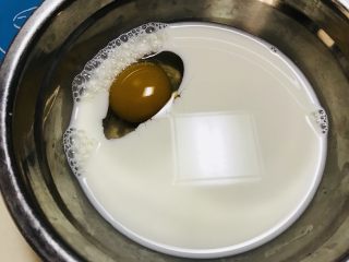 2、抹茶毛巾卷,把鸭蛋打入牛奶中(担心鸭蛋腥,可以换鸡蛋。我家都是吃的鸭蛋,激素少)