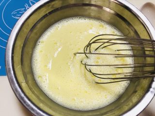 3、抹茶毛巾卷,打散鸭蛋,搅拌均匀的鸭蛋奶液