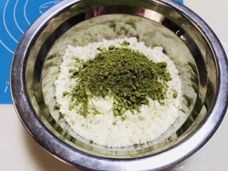 4、抹茶毛巾卷,抹茶粉倒入班戟粉