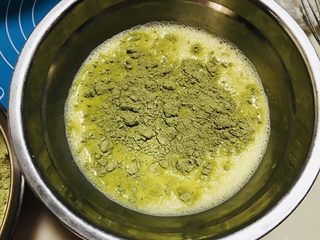 6、抹茶毛巾卷,抹茶班戟粉倒入鸭蛋奶液中