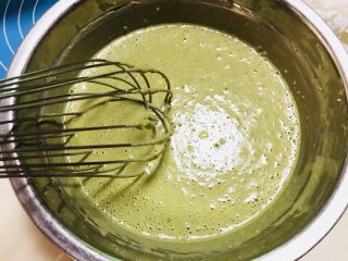 7、抹茶毛巾卷,将米糊搅拌均匀