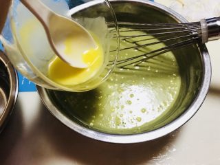 8、抹茶毛巾卷,加入隔热水融化的黄油,搅拌均匀