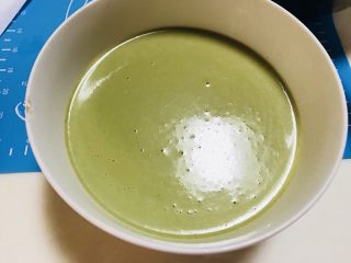 10、抹茶毛巾卷,过筛后,包上保鲜膜放置冰箱冷藏半小时