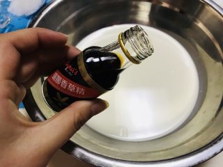 11、抹茶毛巾卷,淡奶中加入两滴香草精(这样打发的奶油会香气弥漫)