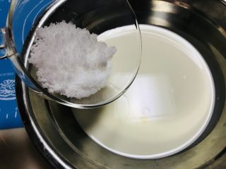 12、抹茶毛巾卷,细砂糖分三次加入淡奶油