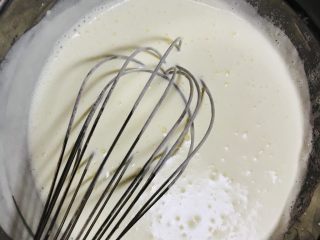 13、抹茶毛巾卷,第一次加入细砂糖,打至奶油表面冒好多小气泡