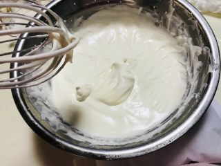 14、抹茶毛巾卷,第二次加细砂糖,打发至奶油有一定的纹路