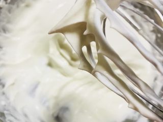 15、抹茶毛巾卷,第三次加细砂糖,打发至,打蛋器拎起,奶油不易变形