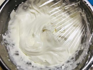 16、抹茶毛巾卷,打发好的奶油包保鲜膜放入冰箱冷藏