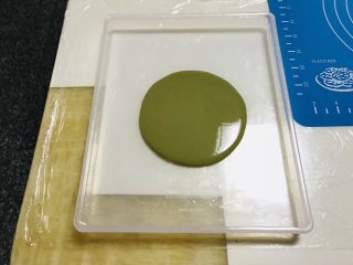 17、抹茶毛巾卷,米糊拿出,倒入适量在牛轧糖盒中(展艺小号)