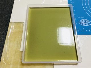 18、抹茶毛巾卷,摇晃均匀,放入微波炉加热一分钟即可,拿出放凉