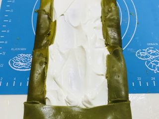 21、抹茶毛巾卷,两边向里卷,靠着自己的一面朝前面卷起即可