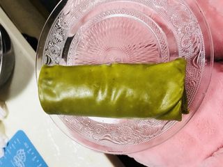 22、抹茶毛巾卷,包上保鲜膜,放入冰箱冷藏一晚上即可(定型)