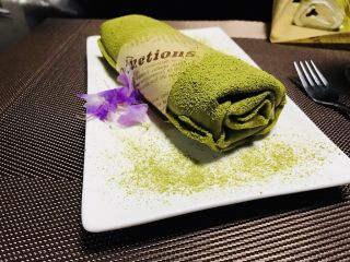 23、抹茶毛巾卷,冰箱拿出,包上英文版油纸,撒上抹茶粉