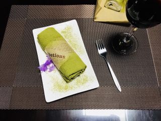 24、抹茶毛巾卷,毛巾卷配红酒????