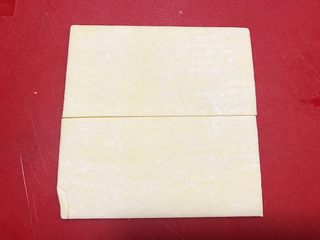 2、红豆酥,将酥皮一分为二。