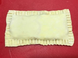 3、红豆酥,盖上另一片，按严四周，并用叉子压出花边。