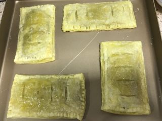 4、红豆酥, 烘烤10分钟的时候取出表面刷上蛋黄液，继续烘烤8分钟左右。
