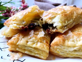 6、红豆酥,掰开看看，酥松可口。