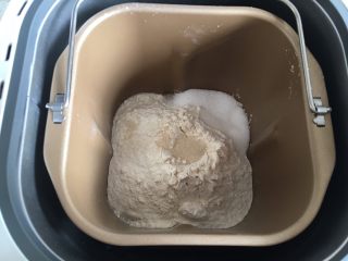 1、黄桃椰蓉心形面包,面包机桶内先加入酸奶、淡奶油、蛋液、盐，然后倒入高筋面粉，高粉中间挖一小孔，倒入活性干酵母，糖倒在一边