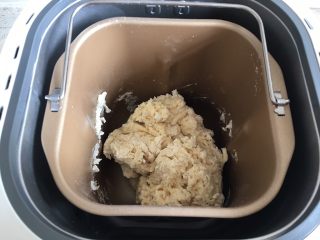 2、黄桃椰蓉心形面包,启动揉面加发酵程序，先揉面10分钟