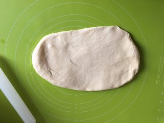 5、黄桃椰蓉心形面包,面团放回面包机桶，进行基础发酵，发酵好以后取出面团，放在揉面垫上按压排除气体