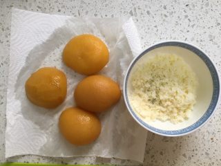 7、黄桃椰蓉心形面包,松弛面团的时候莱准备椰蓉，将10g黄油提前软化，加入10g细砂糖，20g椰蓉，搅拌混合均匀；黄桃罐头取4个半个黄桃果肉，用厨房用纸吸干水分