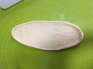 8、黄桃椰蓉心形面包,松弛好的面团，光滑面朝下，擀成牛舌状