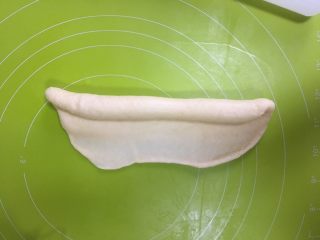 9、黄桃椰蓉心形面包,将长边擀薄，卷起来
