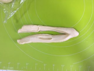 10、黄桃椰蓉心形面包,卷好的面团，从一头中间切开，另一头不要切断