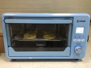 12、黄桃椰蓉心形面包,烤箱底部放一小碗清水，烤箱调到上下管33度，放入整形好的面团进行第二次发酵，大约30分钟