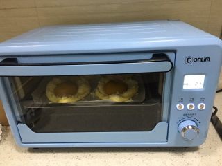 14、黄桃椰蓉心形面包,烤箱提前预热，上下管调到170度，烤25分钟，中途需要观察面包上色情况，当上色满意以后加盖锡纸