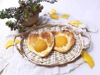 15、黄桃椰蓉心形面包,出炉～